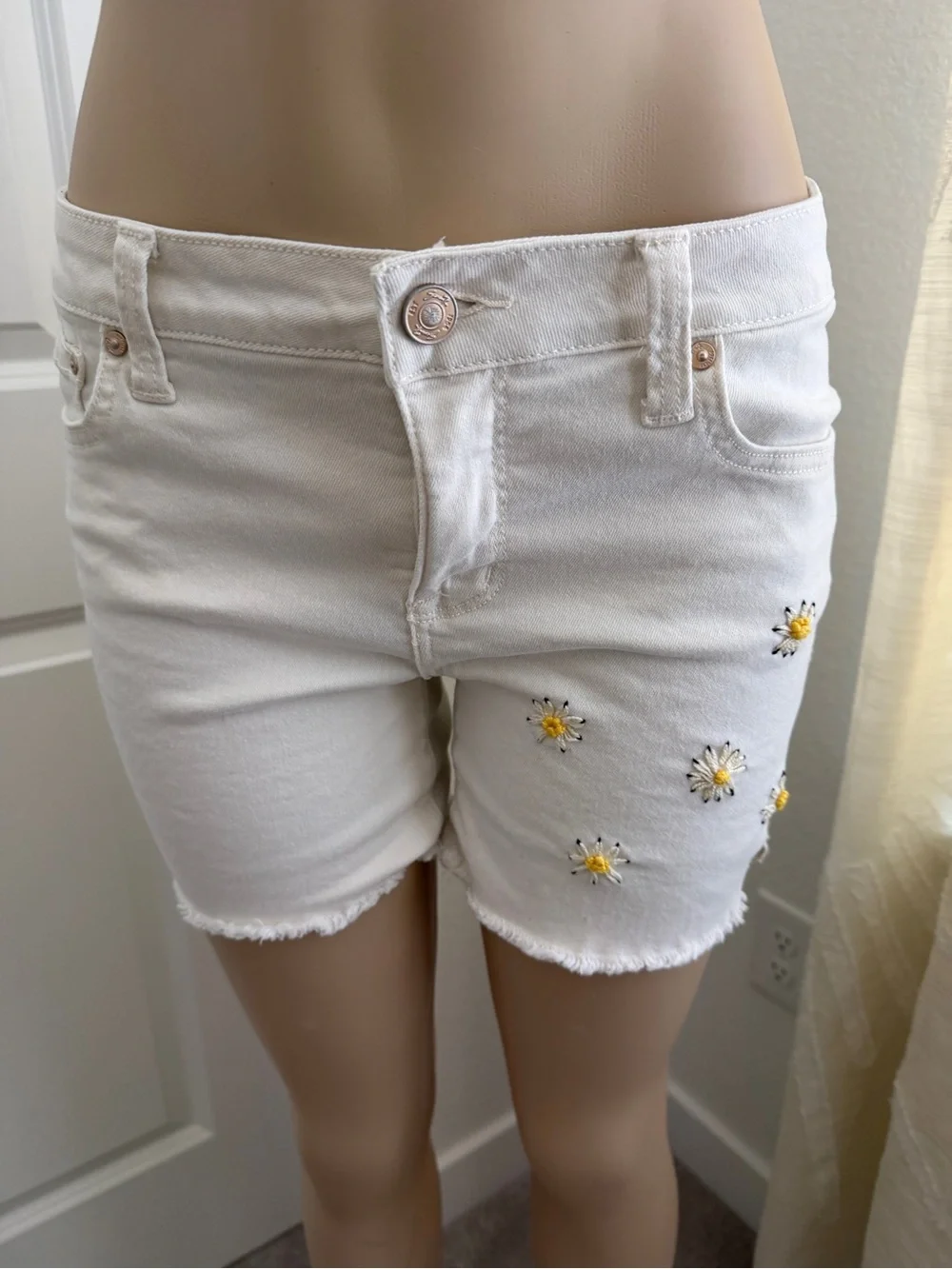 Boho Chic Seven7 Daisy Embroidered White Stretch Denim Shorts